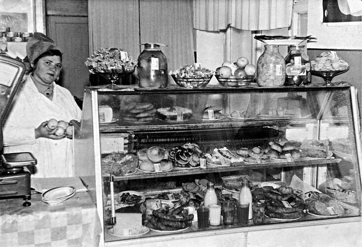 Витрина советской столовой с блюдами за стеклом. Витрины с образцами блюд выглядели одинаково по всему Союзу.