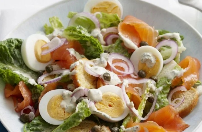 Салат с красной рыбой.