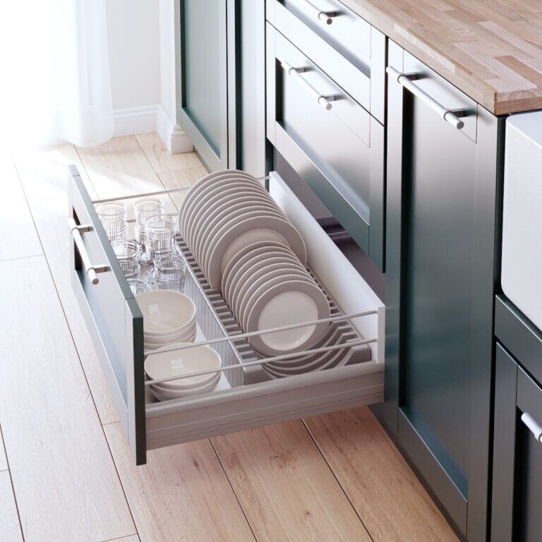 Выдвижные системы упрощают доступ к посуде и продуктам.