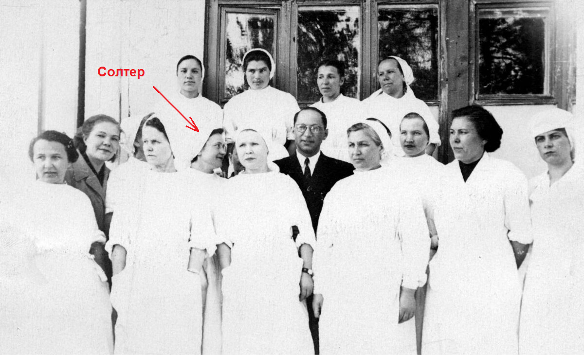 Пелагея Солтер в компании своих коллег по больнице H-240 в Ивделе. В центре - хирург Иосиф Давыдович Прудков. 