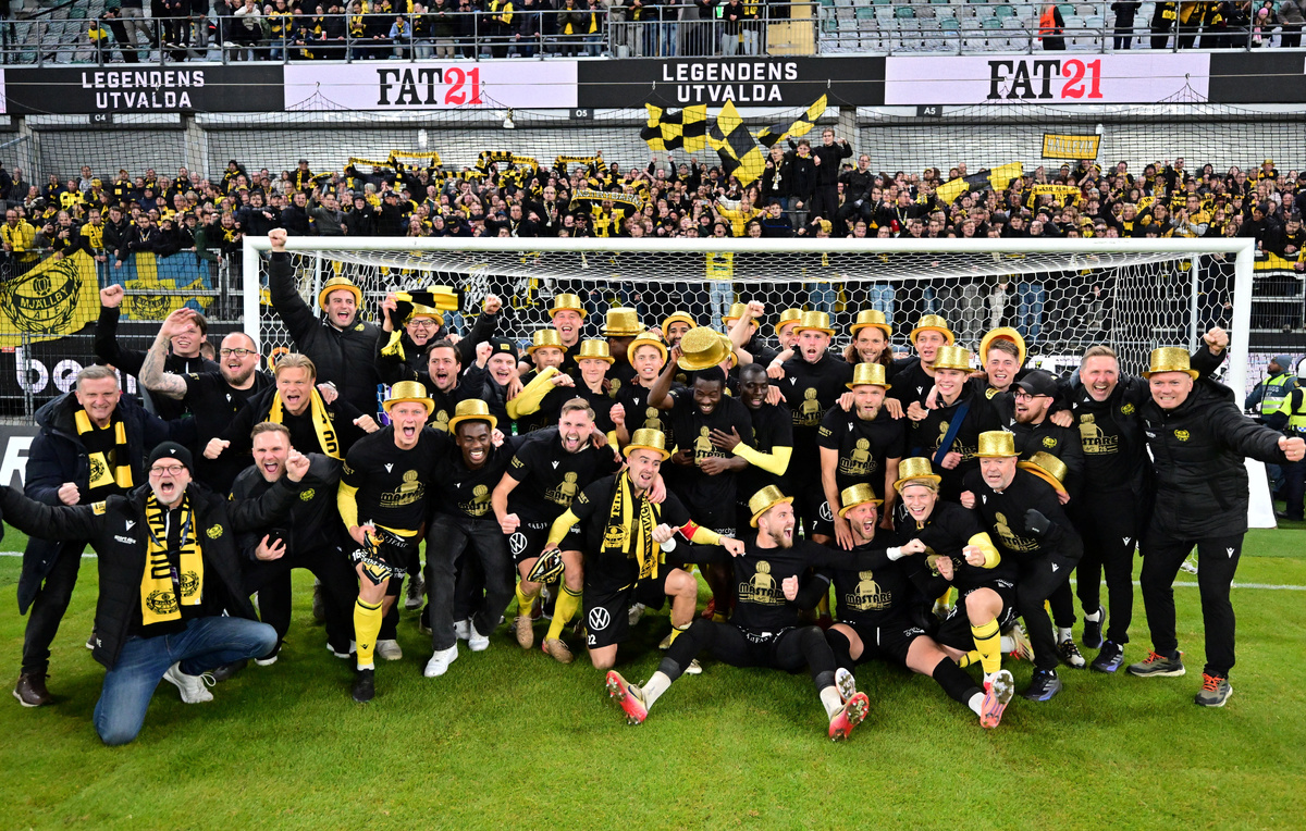    Футболисты и тренерский штаб "Мьелльбю"  REUTERS