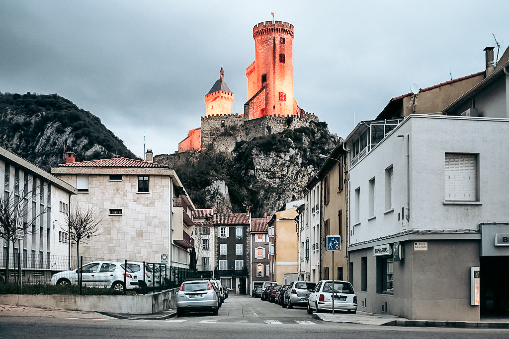 Замок Фуа в сумерках выглядит мистически