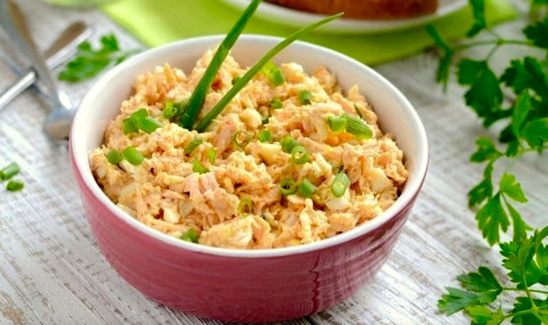 Салат «Раковые шейки» из отварного минтая и обжаренных овощей.