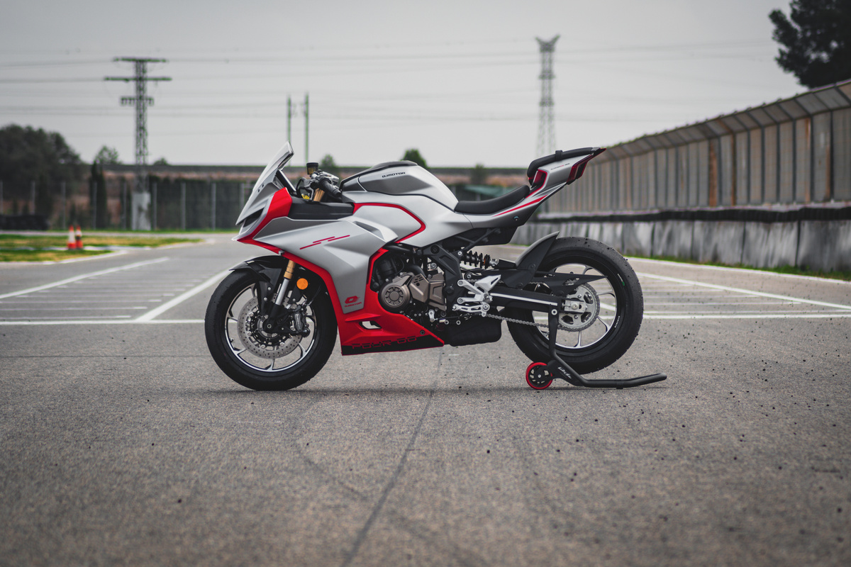 Суперспорт SRK 421 RR стал первой моделью бренда, выполненной в новом фирменном дизайне, вдохновлённым эстетикой «мéха»: острые линии, агрессивный силуэт и оптика, напоминающая взгляд робота. Он создан в сотрудничестве с итальянской студией C-CREATIVE и известным дизайнером Эдрианом Мортоном. Уникальные, выразительные формы обтекателей подчеркивают сильную идентичность марки, которая задаст направление развитию будущих мотоциклов QJMOTOR.