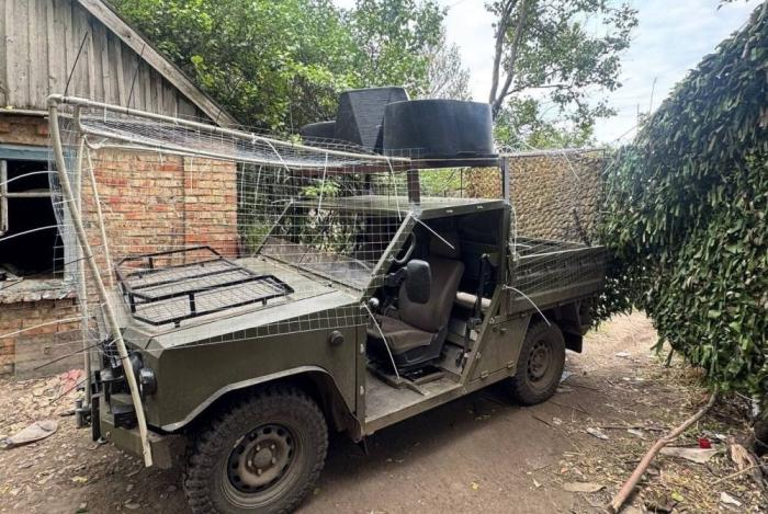 Вездеход «Улан» с самодельными антидроновыми решётками и станциями РЭБ, источник Телеграм-канал Уголок Ситха