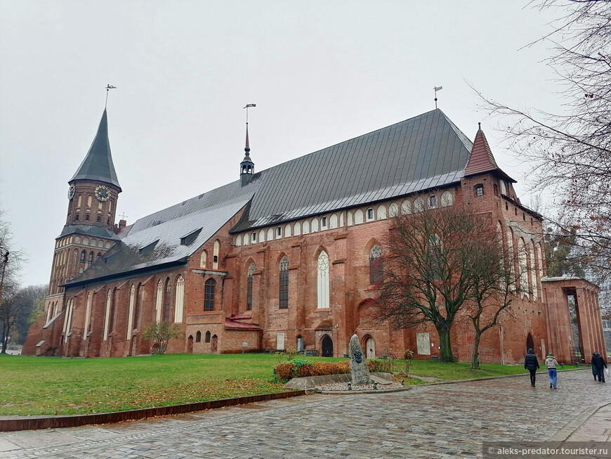 Величественный собор ярко выделяется среди других строений, возвышается над всеми, отмечается неповторимой архитектурой и яркостью красок © Алексей А., aleks-predator.tourister.ru