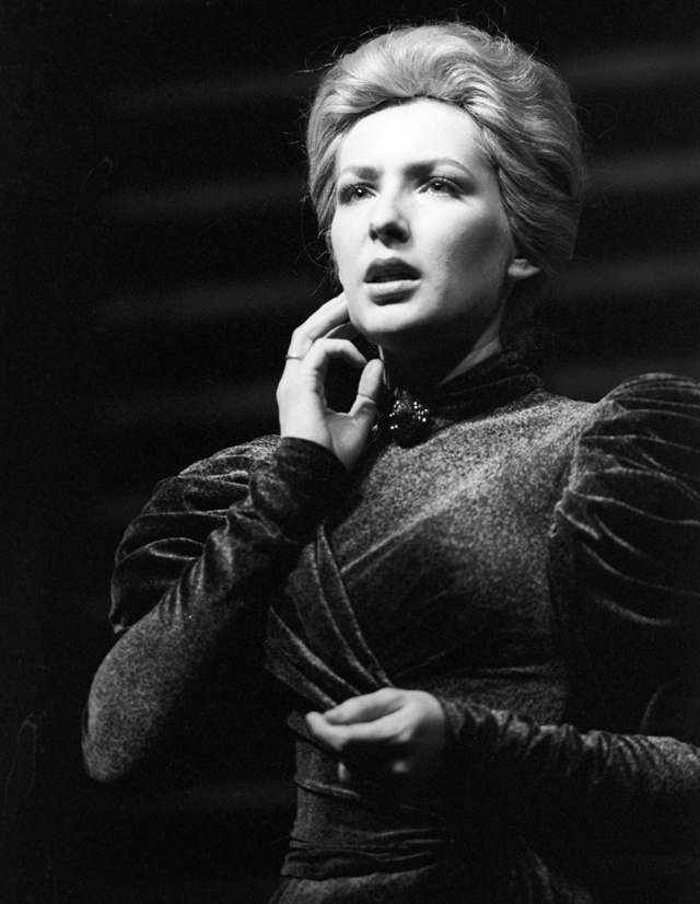 Актриса Санкт-Петербургского Большого драматического театра имени Г. А. Товстоногова Наталья Данилова в роли Елены Андреевны, спектакль «Дядя Ваня»