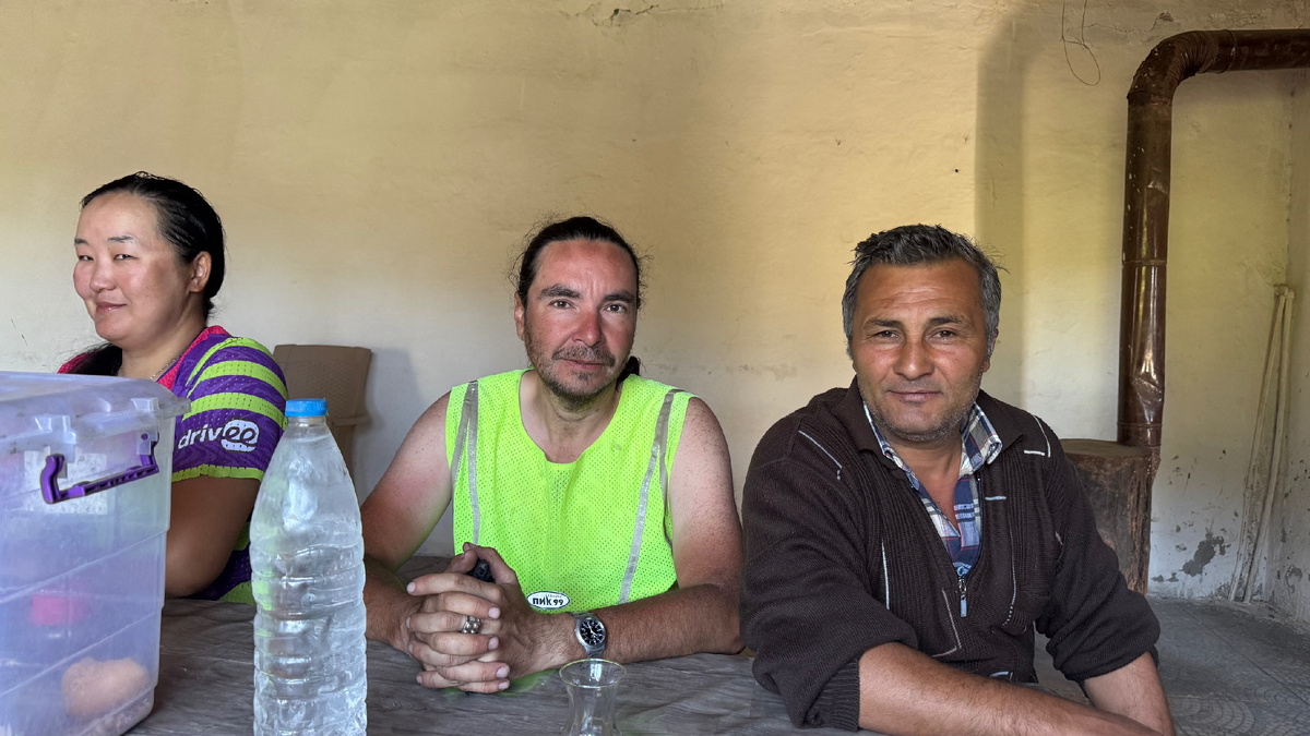 Пьем горячий турецкий чай.