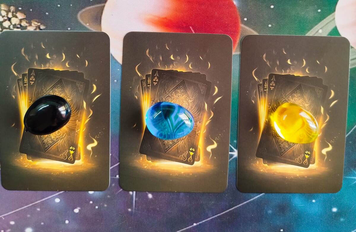 Необходимо сосредоточиться и выбрать свой вариант по карте или камешку 🔝