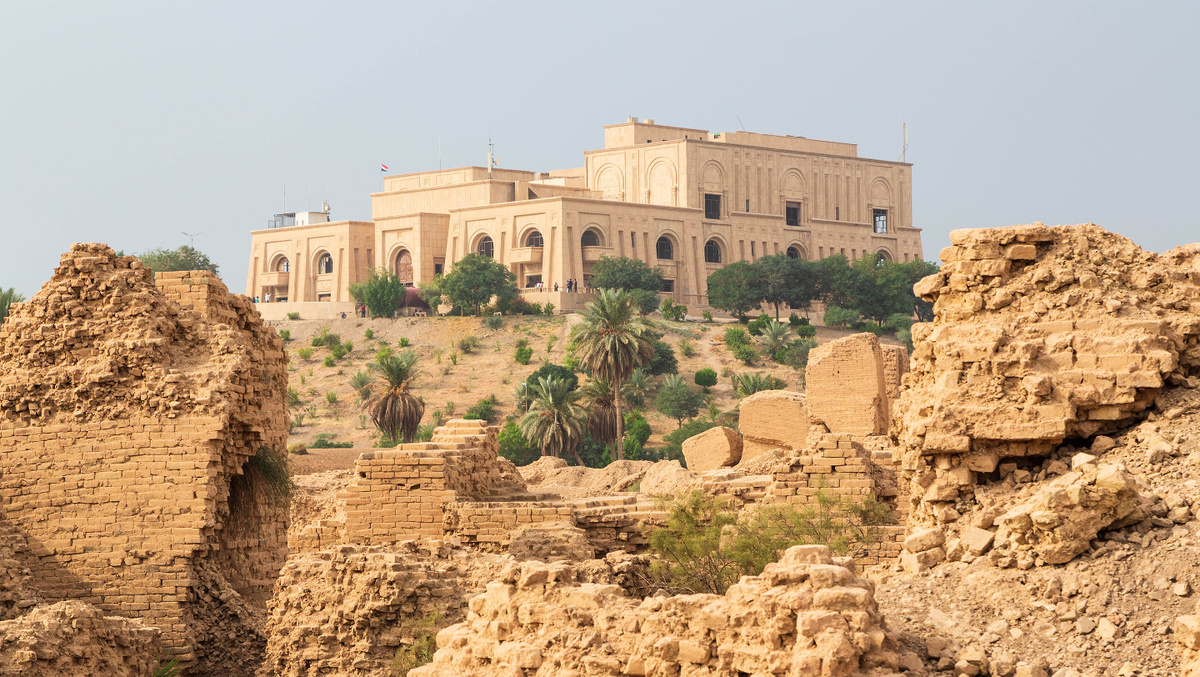      Фото: Nastya Smirnova RF/Shutterstock/FOTODOM Первое достоверное упоминание Вавилона встречается в XXII веке до н. э. В 539 году до н. э. Вавилон был захвачен персами под предводительством царя Кира Великого. Это положило конец его существованию
