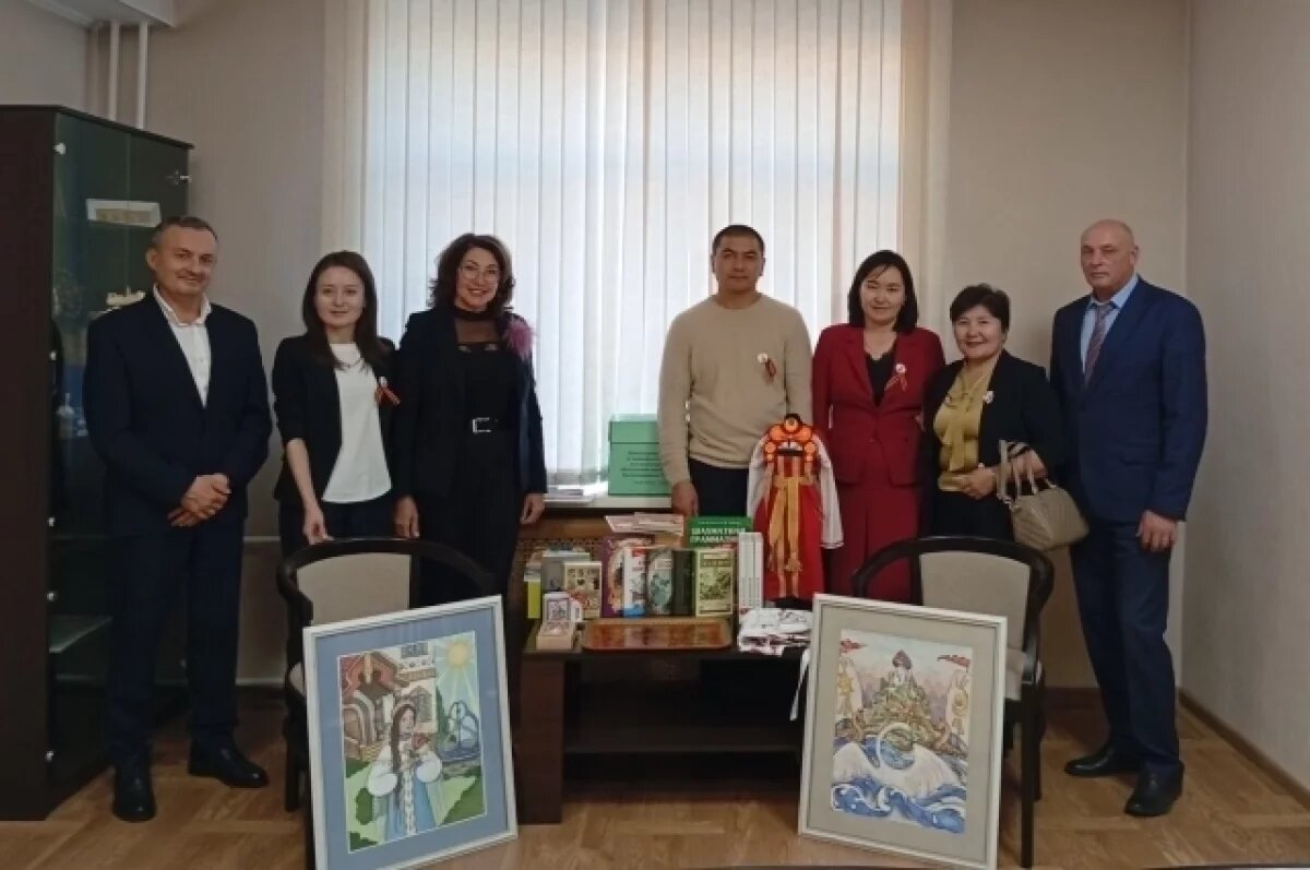    Литературу по русскому языку передал Алтайский край школе в Монголии