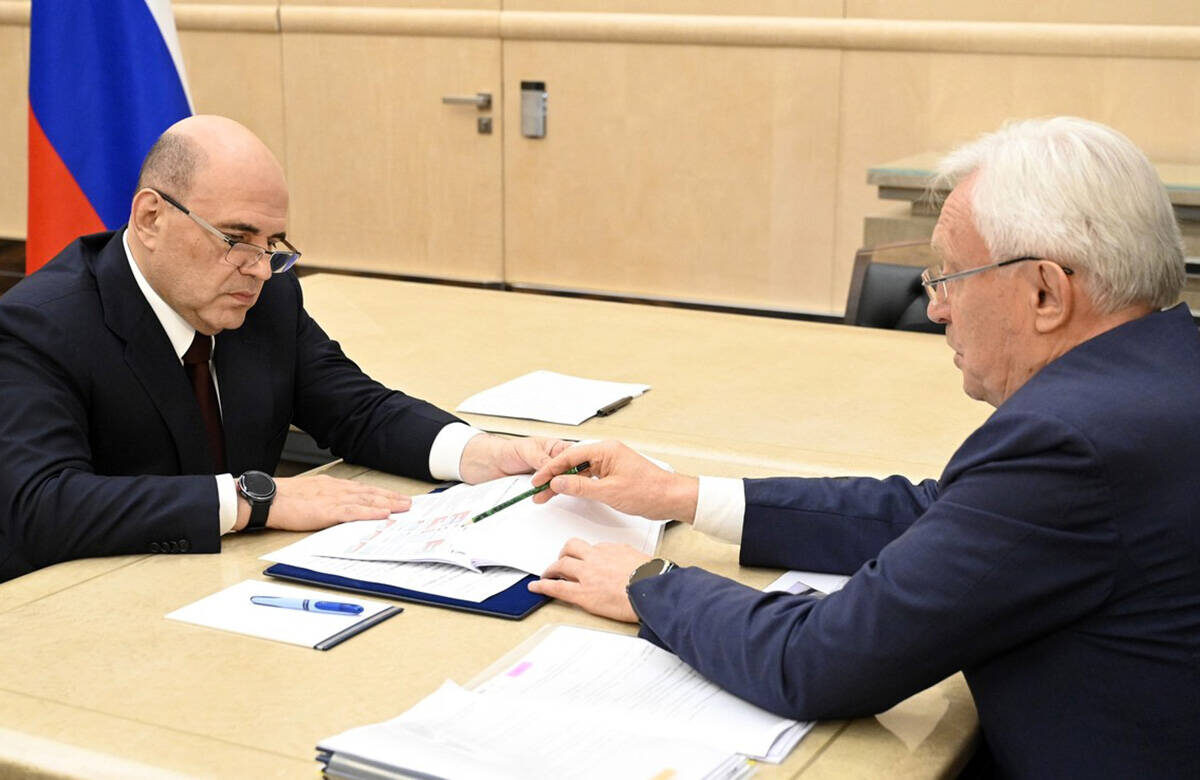 Михаил Мишустин провел встречу с генеральным директором КАМАЗа Сергеем КогогинымФото: government.ru