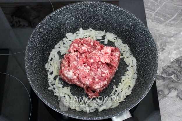 Фарш с луком и чесноком на сковороде