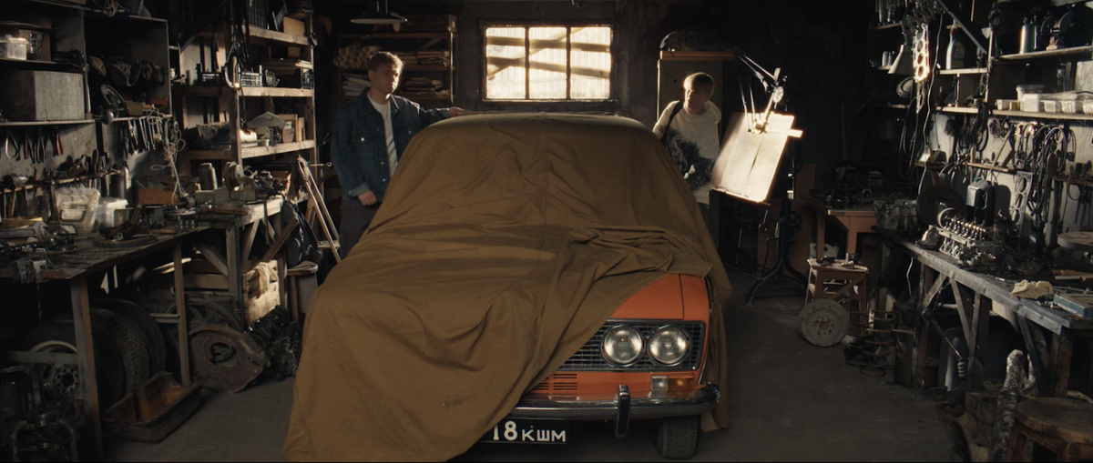 Леша и Костя у дедушки в гараже