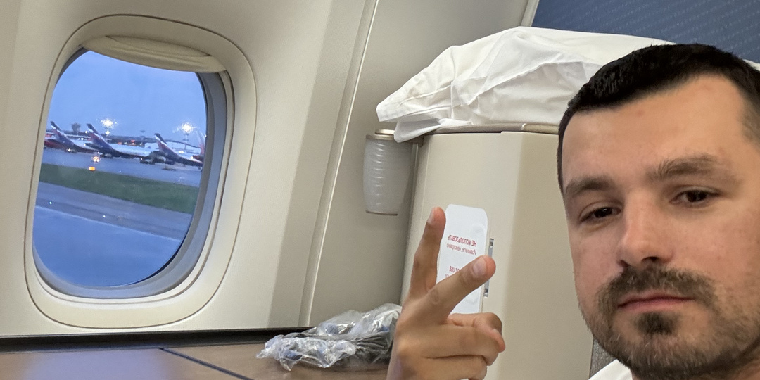 Мужчина, уступите ребенку место у окна. Ну достали ей богу