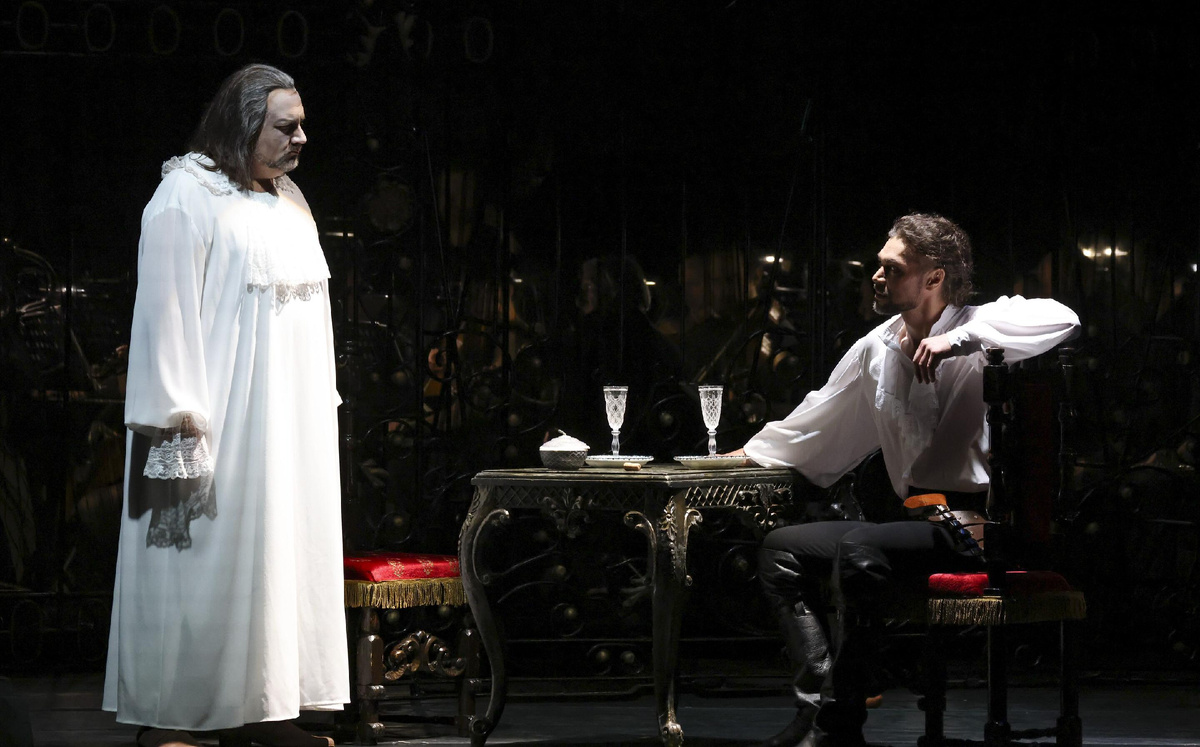 "Дон Жуан или наказанный развратник". Сцена из спектакля. Командор (А. Маркеев), Дон Жуан ( А. Полковников, фото с официального сайта Большого театра