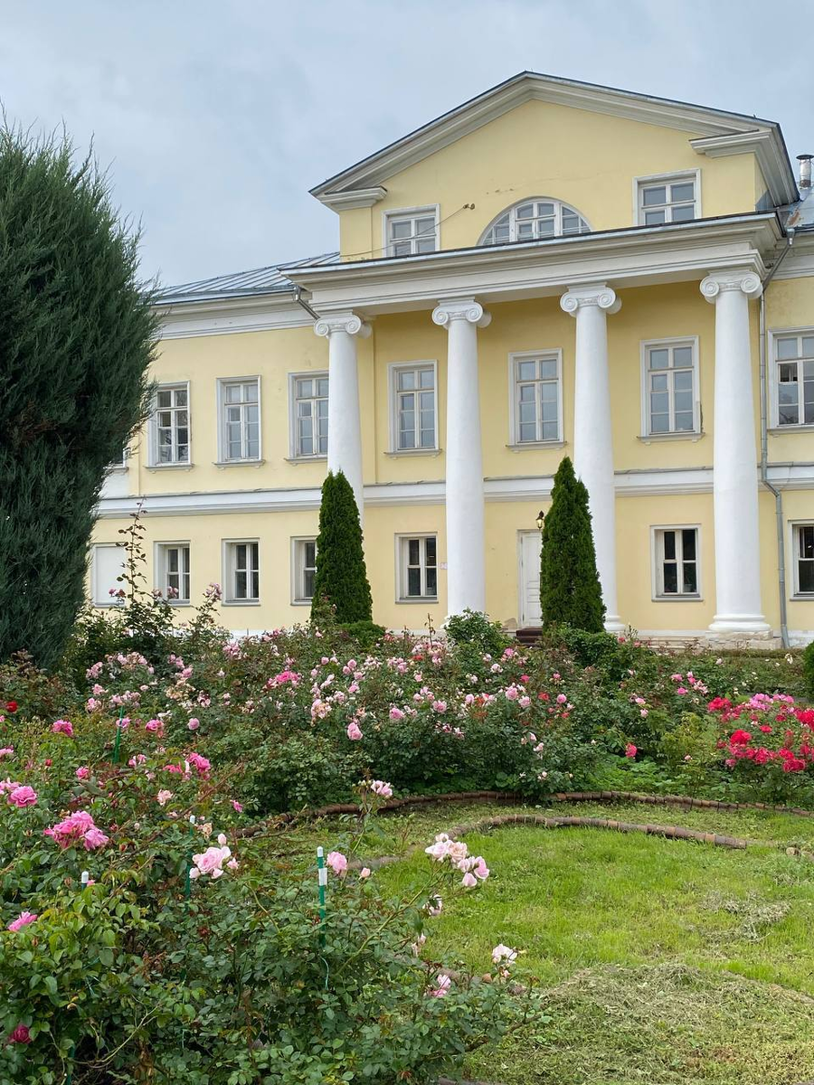 Дом с флигелями