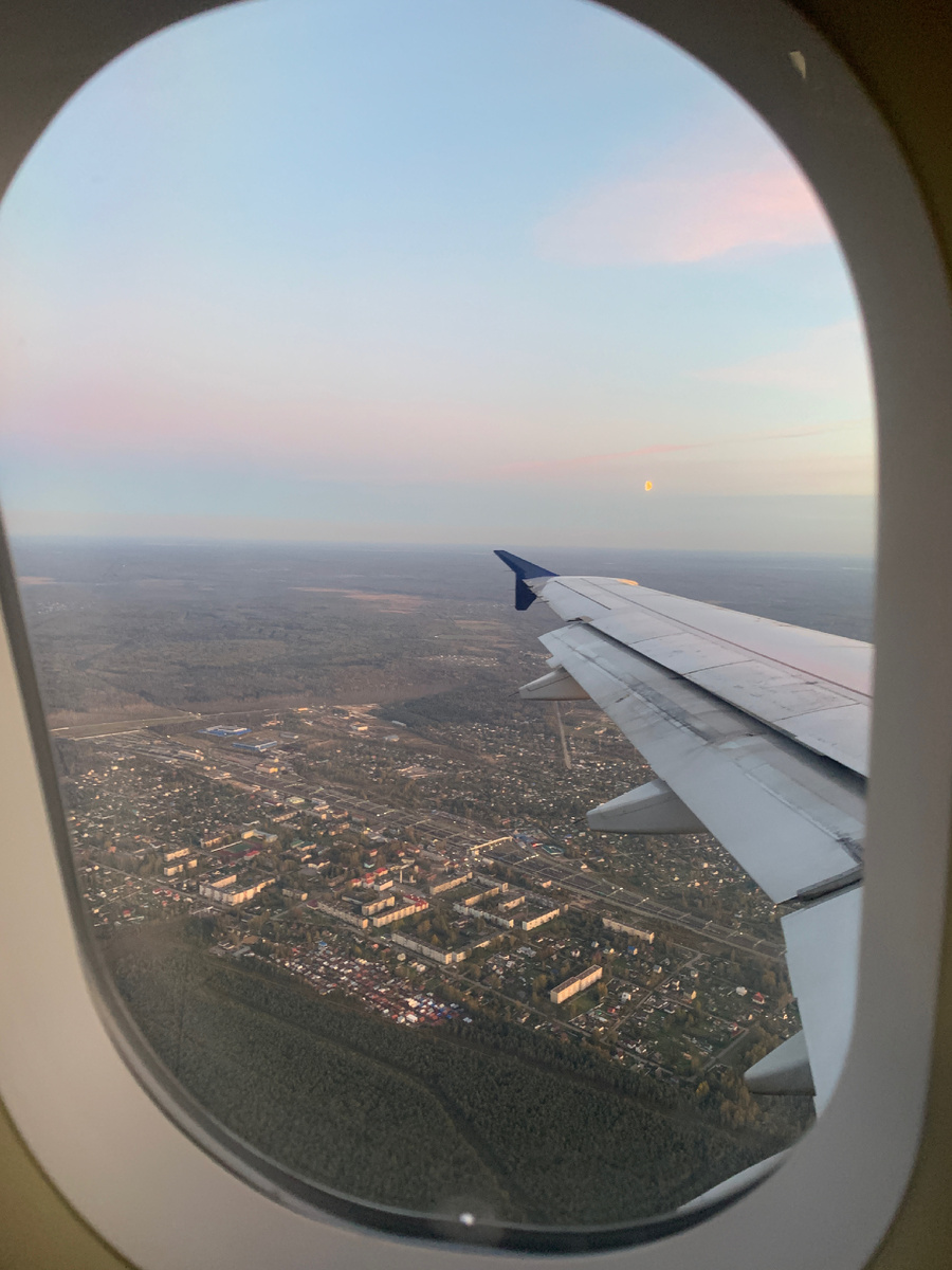 Подлетаем к дому)) Санкт-Петербург из окна самолета Эйр Сербии. Фото автора 