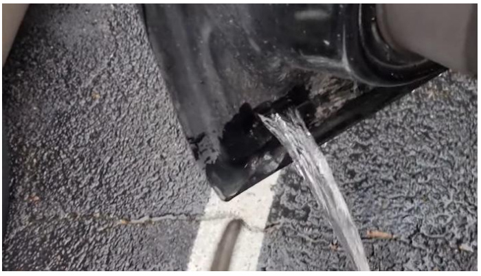    Владельцам внедорожников, спускающих лодки, важно следить за чистотой сливных отверстий в дверях.oparlapipas.gr