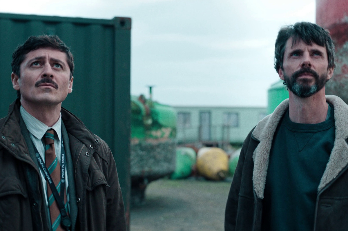 Кадр из сериала "Отдел нераскрытых дел". Акрам Салим и Карл Морк.