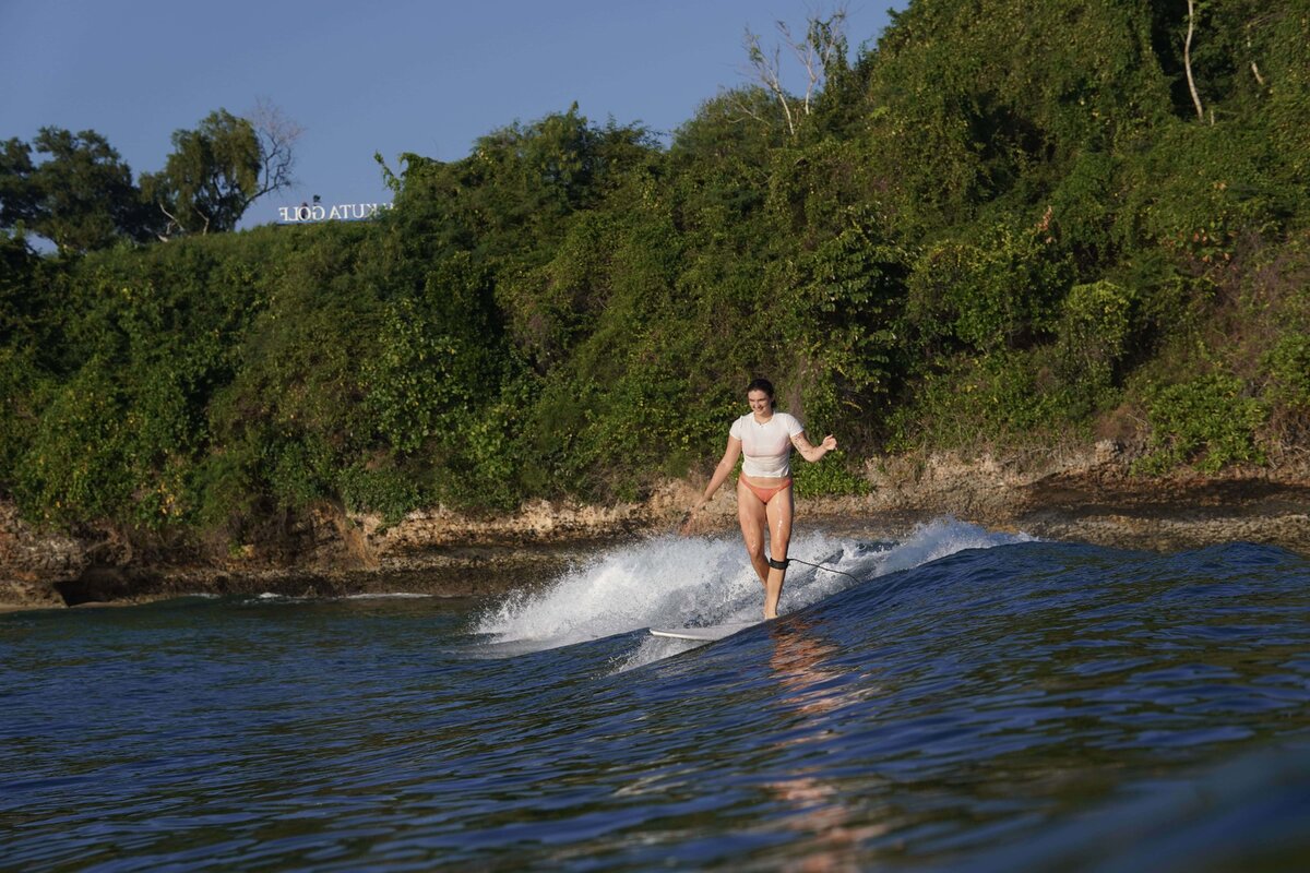 На Бали много русскоязычных сёрф-школ, где можно взять уроки, арендовать доску или купить свою, если планируете задержаться