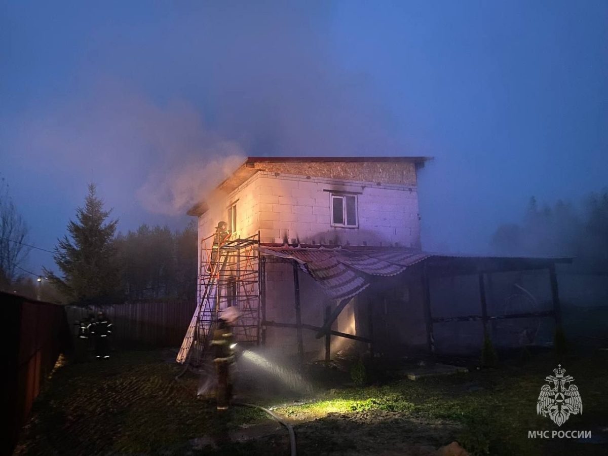    В результате пожара полностью сгорела веранда и пострадала внутренняя отделка дома