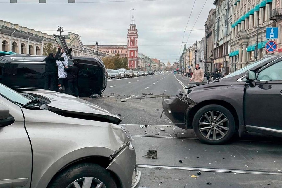    Кадр с места дорожного происшествия. Фото: «ДТП и ЧП в Санкт-Петербурге»/ВК