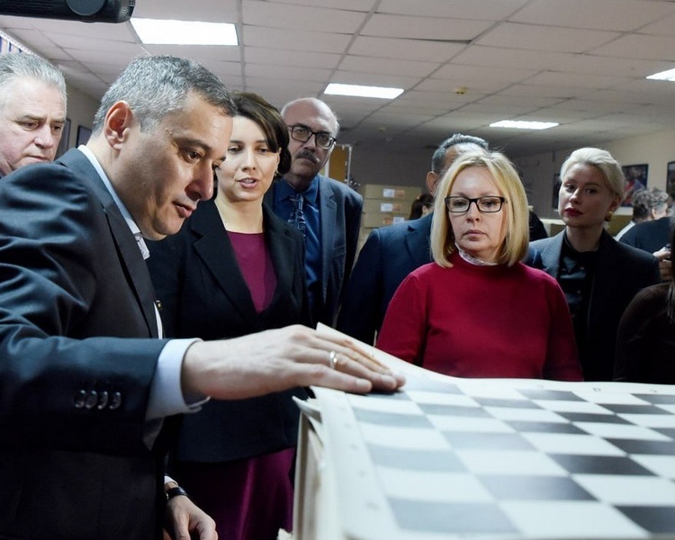     Курские школьники получили в дар около 3740 комплектов шахмат