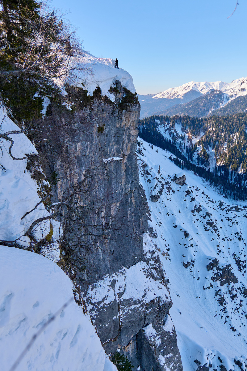 экзит на краю скалы высотой 600 м