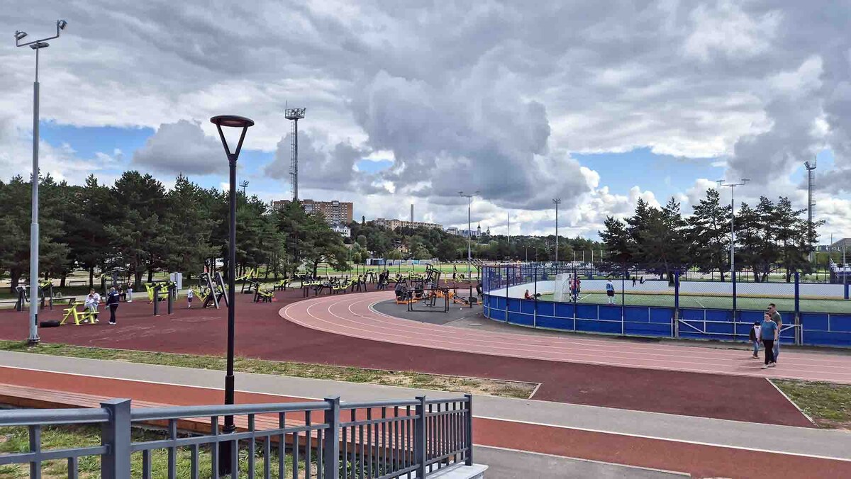 Несколько лет назад запущенный сквер превратили в масштубную спортивную зону