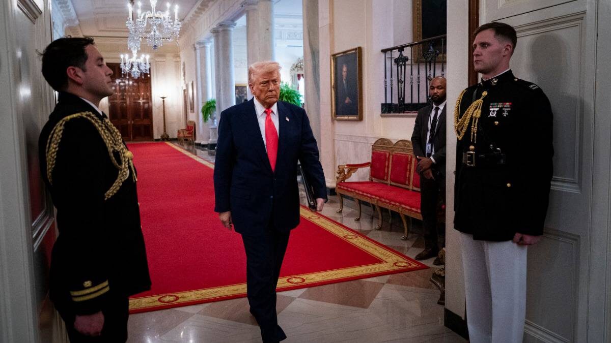    Президент США Дональд Трамп входит в Восточное крыло Белого дома в Вашингтоне / Фото: Al Drago / POOL / EPA / ТАСС