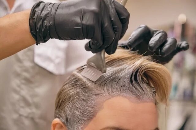    К чему снится красить волосы?