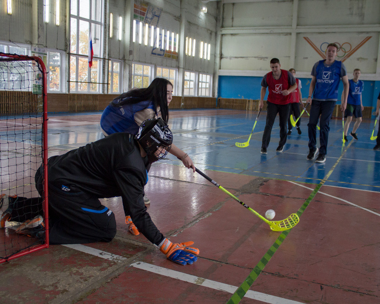     В Курске студенты и работающая молодежь сразились в фиджитал-флорболе