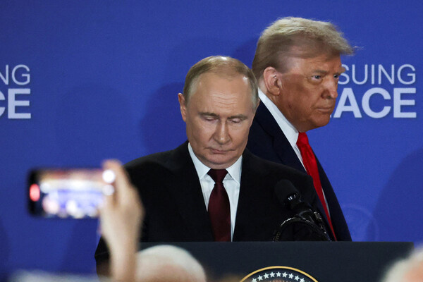 Президент РФ Владимир Путин и президент США Дональд Трамп во время пресс-конференции на военной базе Эльмендорф — Ричардсон на Аляске, 16 августа 2025 года / Jeenah Moon/Reuters  