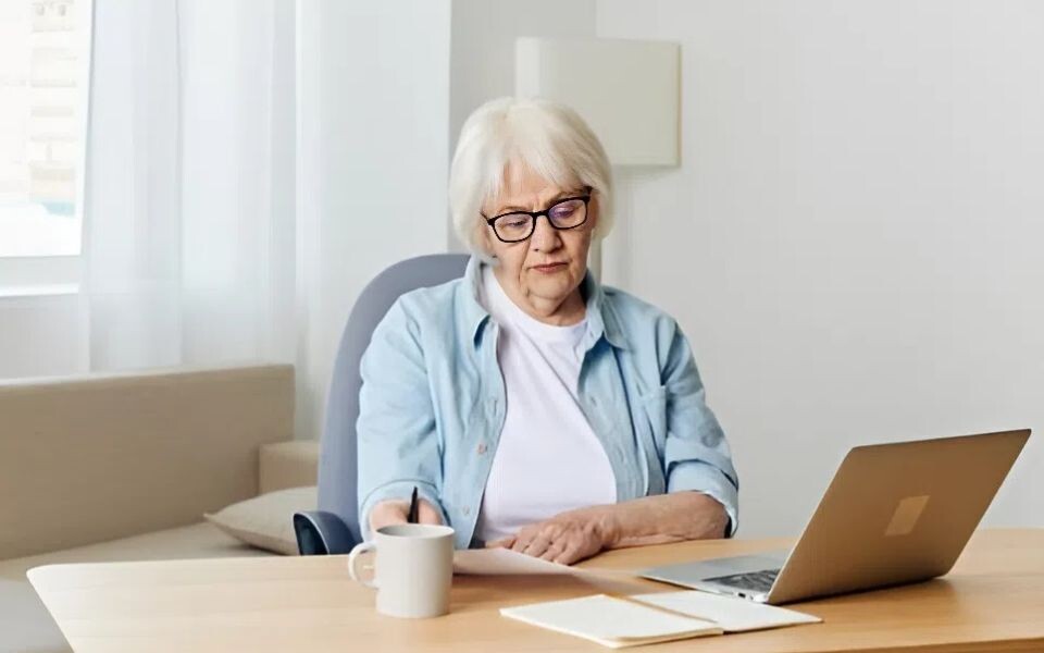    Бабушка работает на пенсии