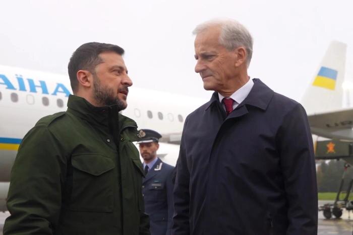 Глава украинского режима Владимир Зеленский с премьер-министром королевства Йонасом Гаром Стьоре. Обложка © Telegram / Zelenskiy / Official