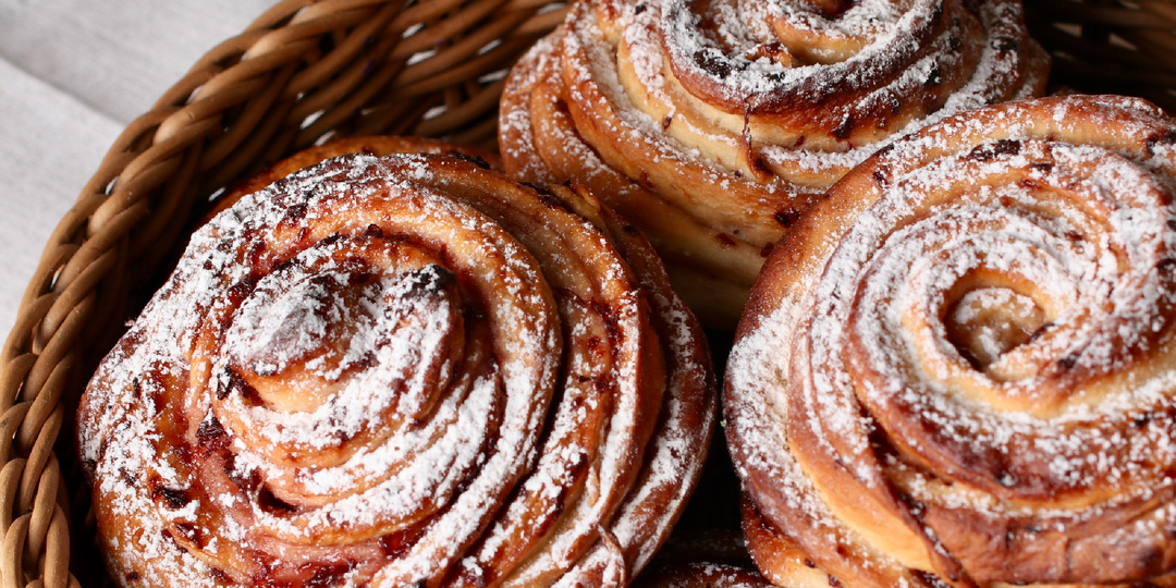 Булочки-улитки с джемом: простой и вкусный рецепт