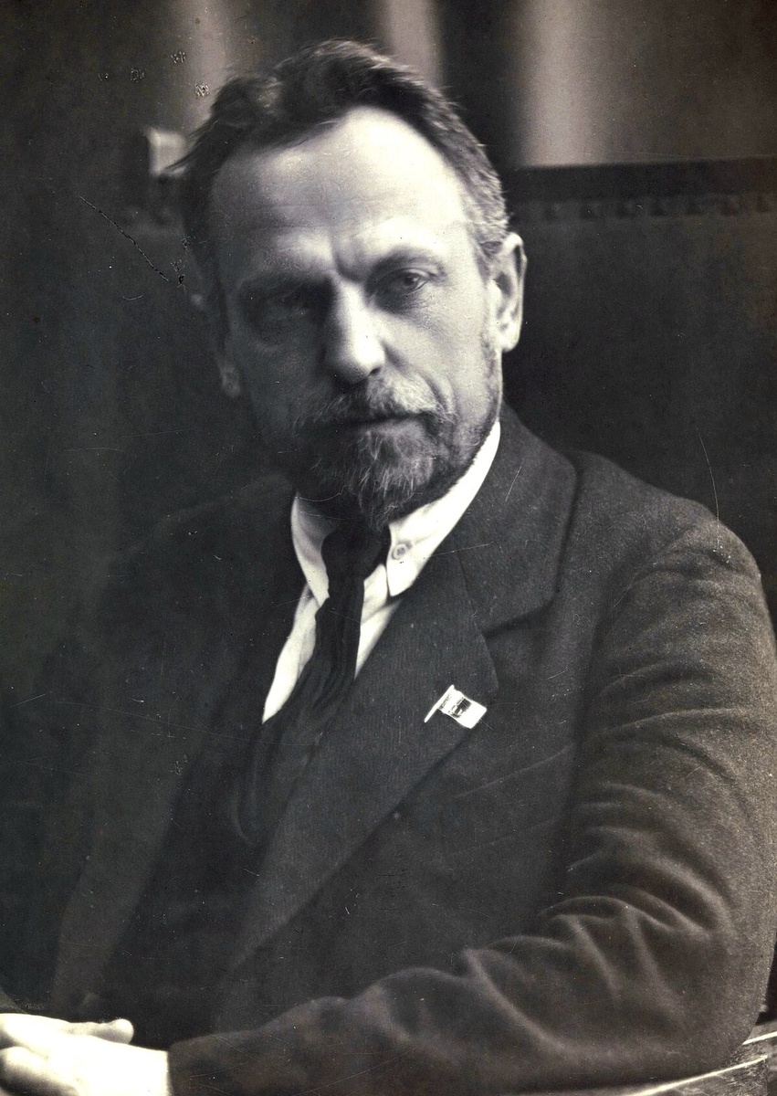 Николай Александрович Семашко (1874-1949), 
врач, один из организаторов системы здравоохранения СССР, академик АМН СССР и АПН РСФСР
