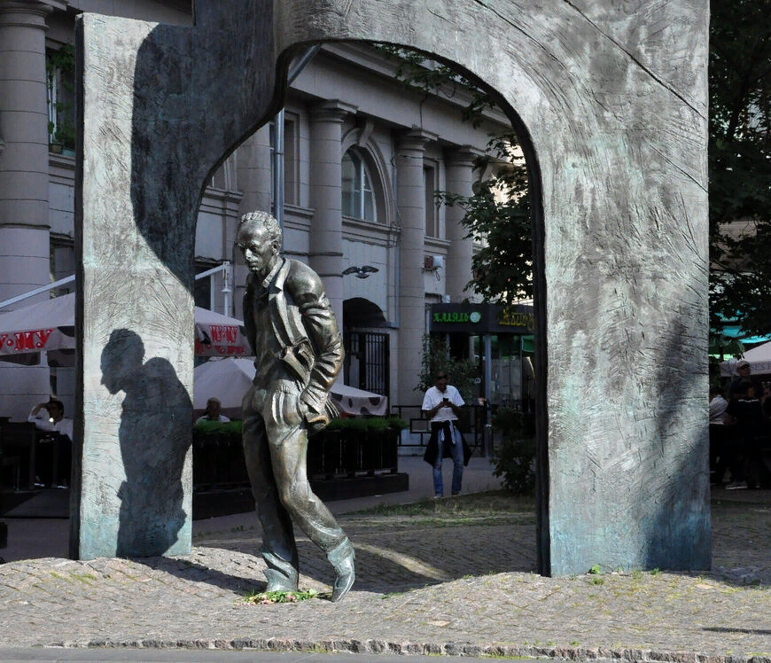 Памятник Булату, а тень Дориана.