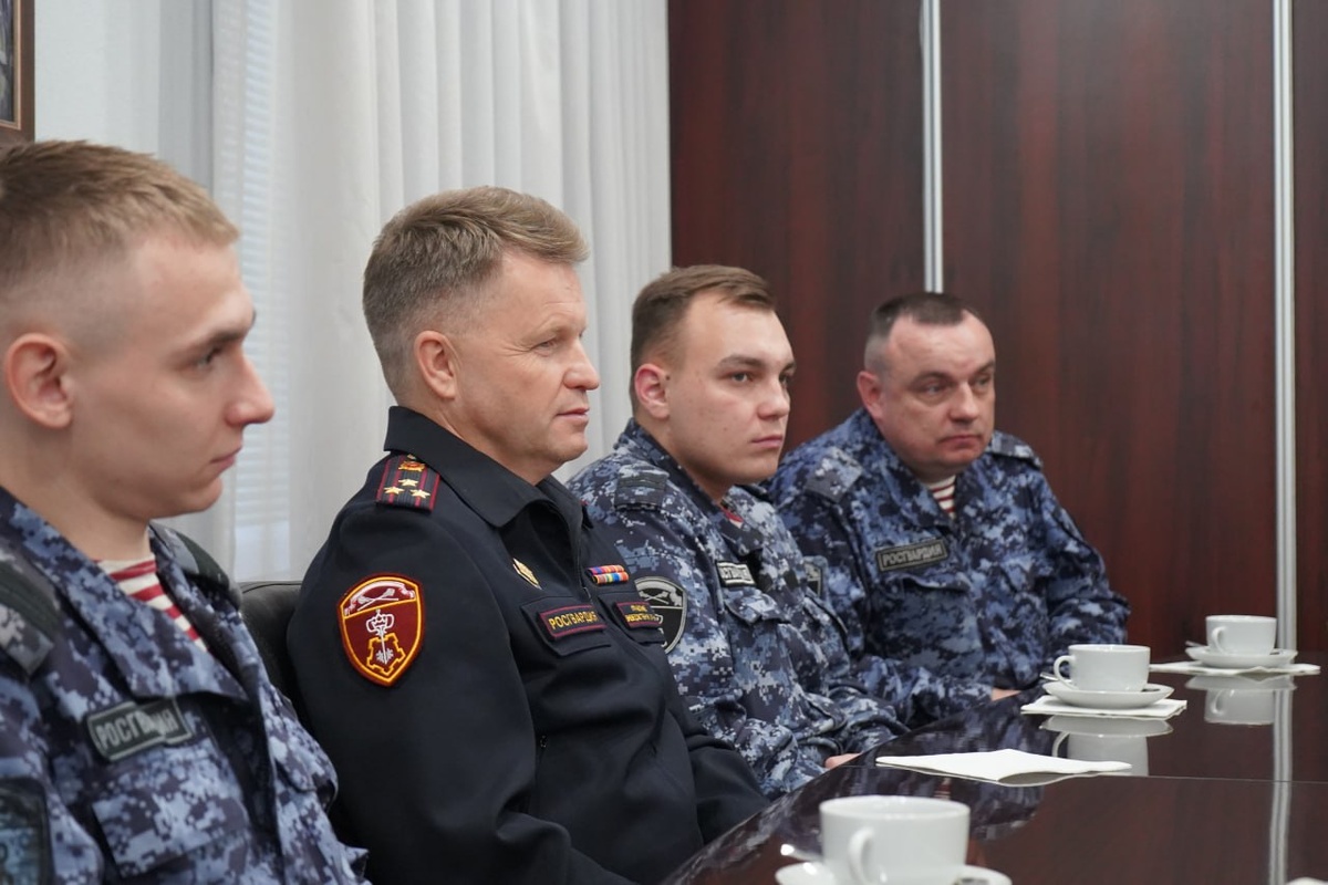 Бойцы ОМОН спасли мужчину у входа в метро «Охотный Ряд»