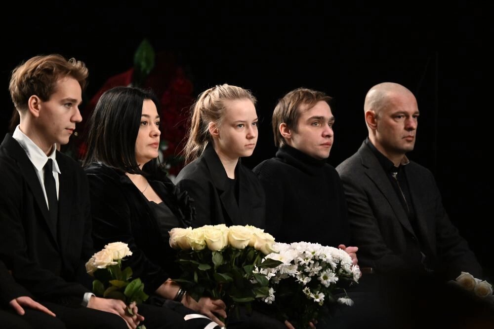    Дети Евгении Добровольской (слева направо): Ян Бойко, Анастасия Мананникова, Николай Ефремов, а также бывший муж Дмитрий Мананников. Фото: РИА Новости/ Пелагия Тихонова