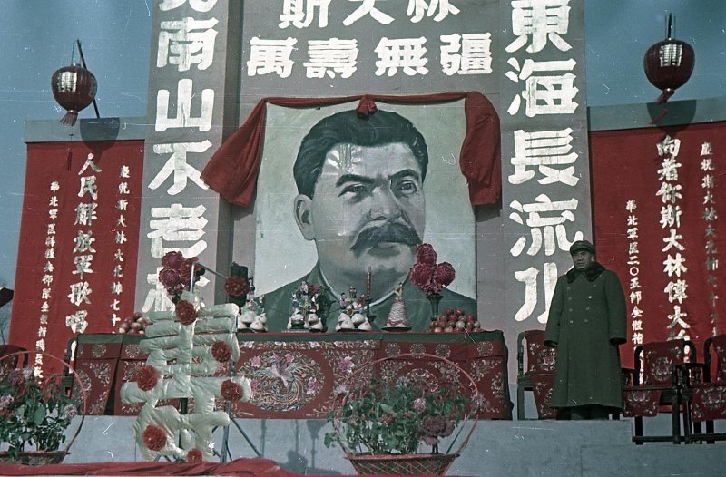 Портрет Сталина в только что образованной КНР