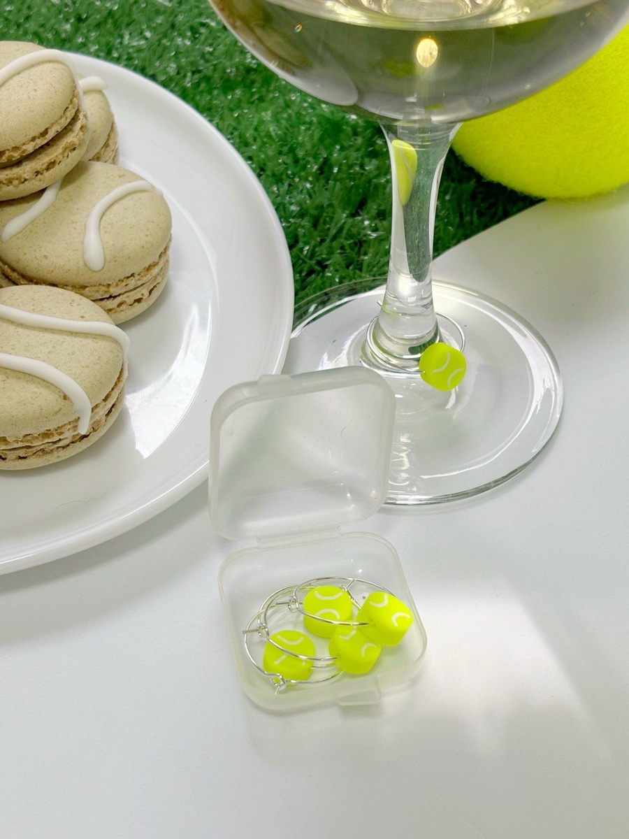 Маркеры выполнены в виде миниатюрных теннисных мячиков, которые легко крепятся на ножку бокала.