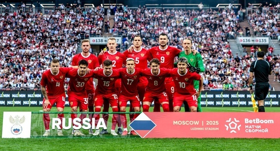 Нынешняя сборная России по футболу 🟠🔵

К 2025 году сборная России находится в стадии активной перестройки. После сложных периодов с невыходом на крупные чемпионаты и ограничениями на международном уровне, команда делает ставку на обновление состава. В основе — сочетание опытных игроков и многообещающих молодых талантов из российских клубов и зарубежья. Тренерский штаб концентрируется на выработке современной тактики, улучшении физической формы и психологической готовности игроков.

Особое внимание уделяется развитию командного духа и адаптации к новым игровым требованиям, что является ключом к возвращению на высокий уровень.

Будущее сборной России по футболу 🌱🚀

Перспективы сборной связаны с интенсивным развитием молодежных академий и систем подготовки игроков. Российские клубы вкладывают средства в инфраструктуру и тренерские кадры, чтобы создать конкурентоспособное поколение футболистов.

Через несколько лет ожидается, что в национальной команде появятся представители новой волны, способные вести сборную к успешным выступлениям на международных турнирах. Активное участие в молодежных чемпионатах и постепенное возвращение к полноценным матчам на мировой арене помогут укрепить позиции России в футболе.

Сможет ли Россия вернуться в всемирный футбол 🌍🔙

Возвращение России на мировую арену — вопрос времени и комплексной работы. Хотя сейчас имеются политические и организационные препятствия, российский футбол обладает крепкой базой для восстановления.

Ключ к успеху — развитие талантов, обмен опытом с зарубежными клубами и внедрение современных методик подготовки. При улучшении внешних условий и продолжении реформ Россия имеет все шансы вновь стать заметным игроком на крупнейших футбольных чемпионатах мира.