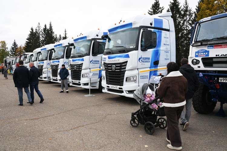    «Мы ожидаем примерно 50 тысяч машин в этом году. Доля КАМАЗа на этом рынке уже сегодня 34 процента. Она по сравнению с 2024 годом выросла вдвое».   
Фото:  rais.tatarstan.ru