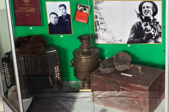 На фото - личные вещи и фотографии Алексея Стаханова из экспозиции музея.