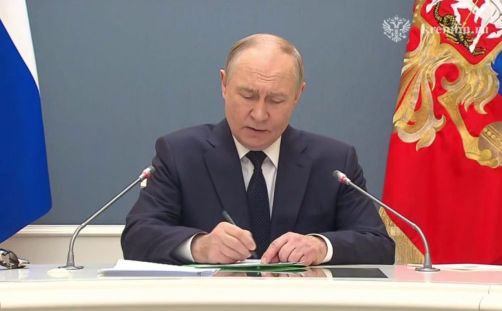   Перед началом учений Путин что-то резко вычеркнул ручкой. Пользователи гадают - была ли в списке Украина? Фото: скриншот, официальный сайт президента РФ.