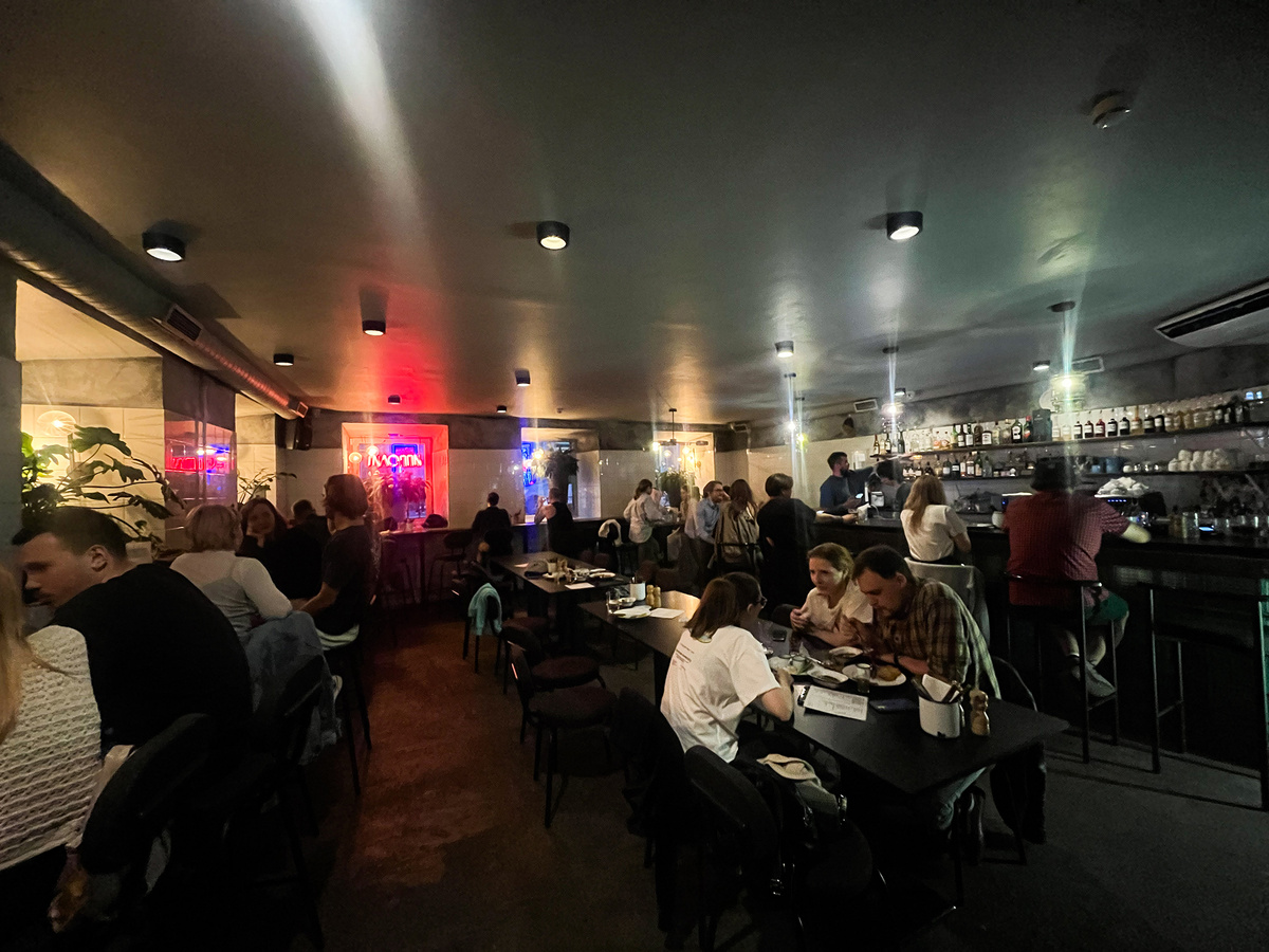 Вид на зал →