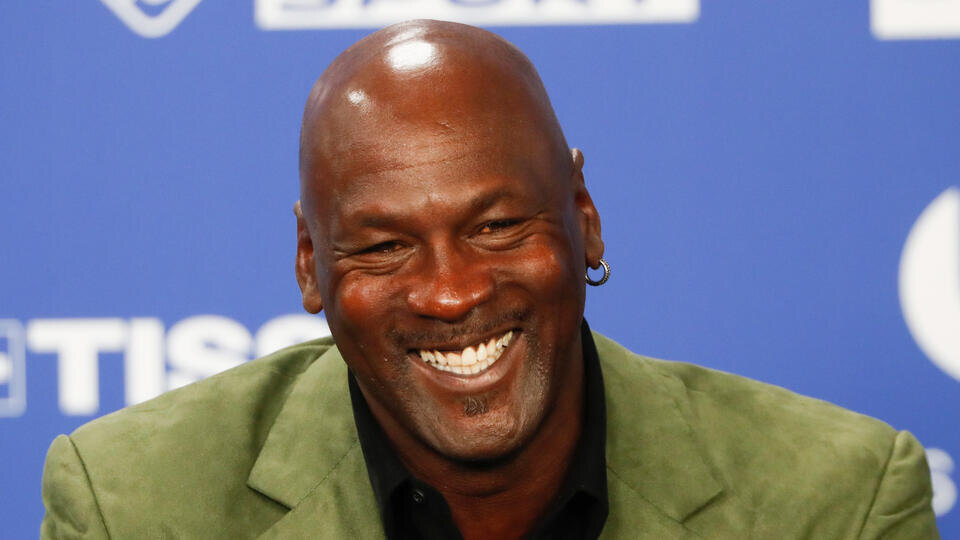     Карточку с автографом Майкла Джордана продали за рекордные $2,7 млн Thibault Camus/AP/TASS