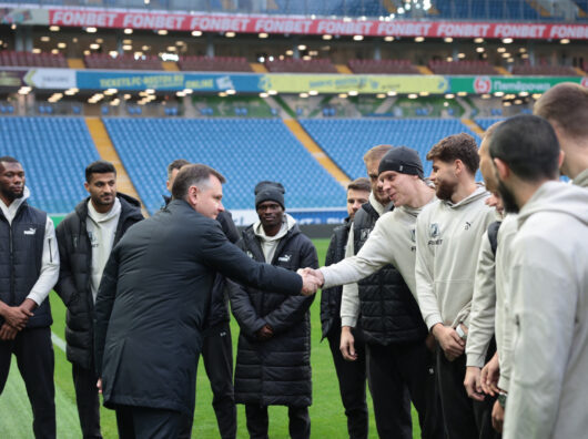    Слюсарь с футболистами // фото: donland.ru